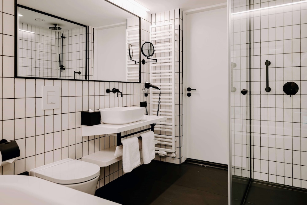 Room, Accessible photo 2