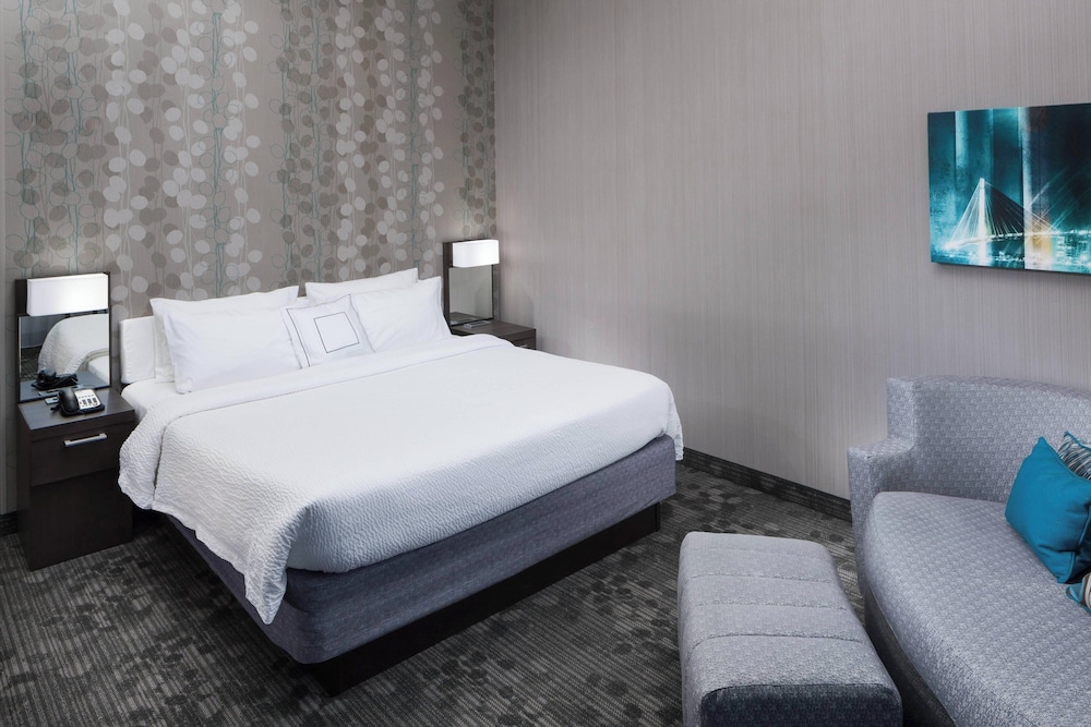 Room, 1 King Bed, Balcony - Photo 1
