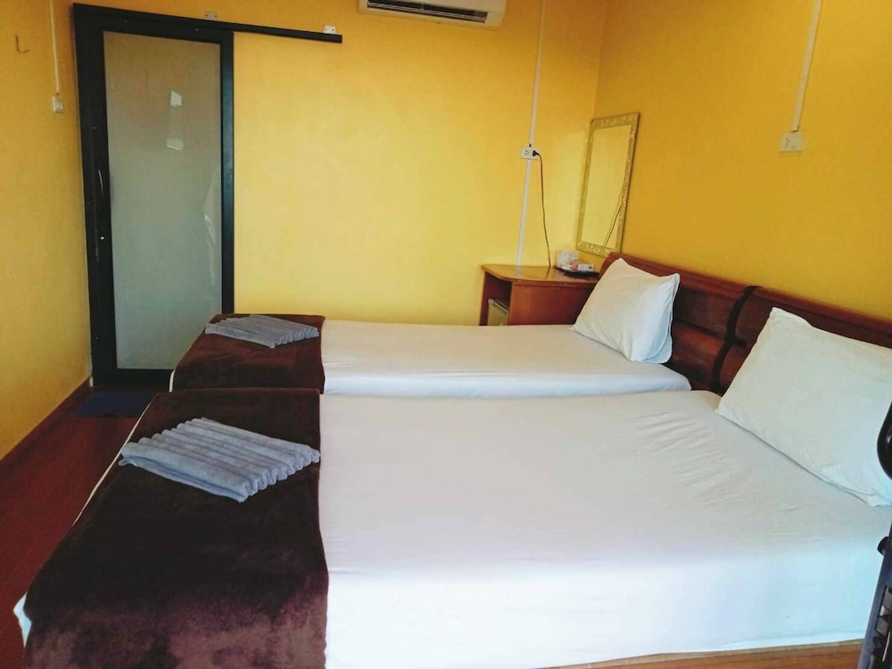 Standard Twin Room - Photo 4