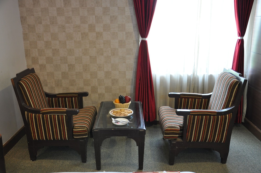 Executive Suite - Photo 11