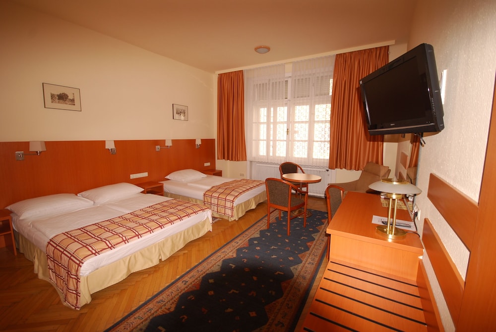 Triple Room, Multiple Beds