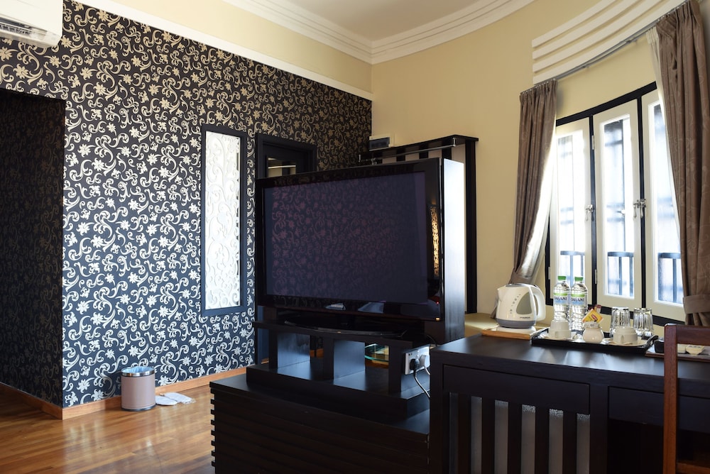 Grand Room, 1 King Bed, Non Smoking, Bathtub, photo 6