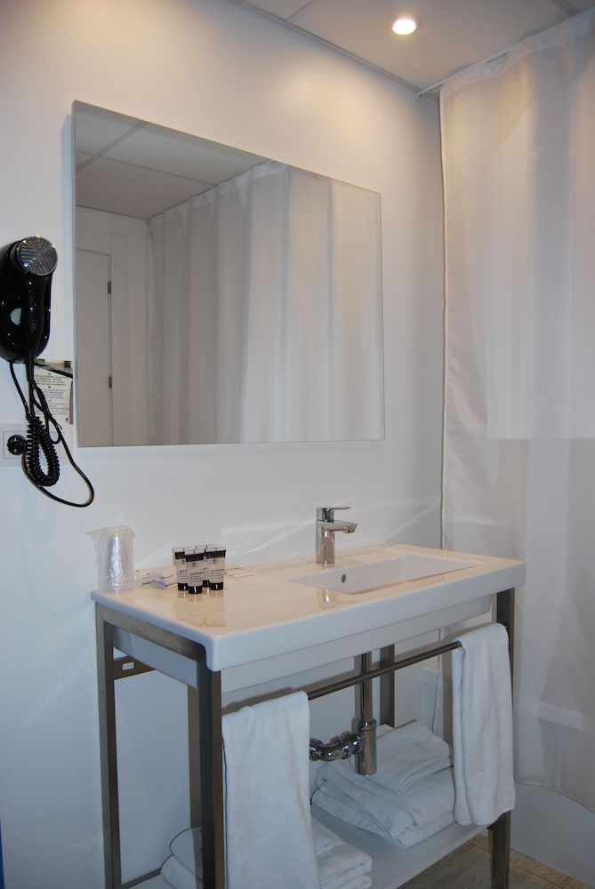 Standard Double Room - Photo 13