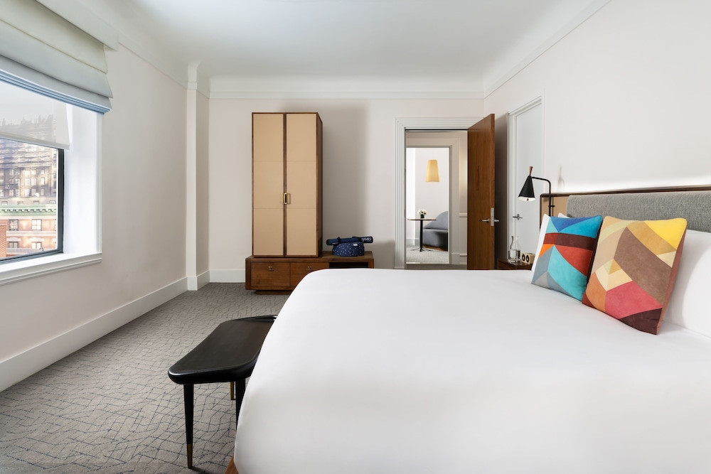 Suite, 1 King Bed With Sofa Bed (Jimmy)