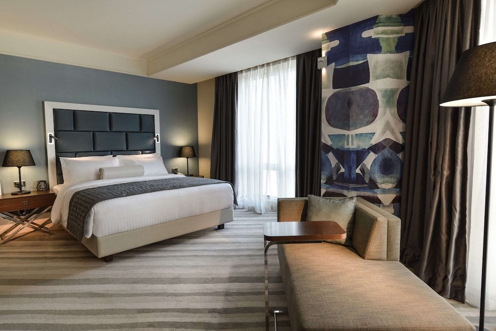 Suite, 1 King Bed, Smoking thumbnail 6