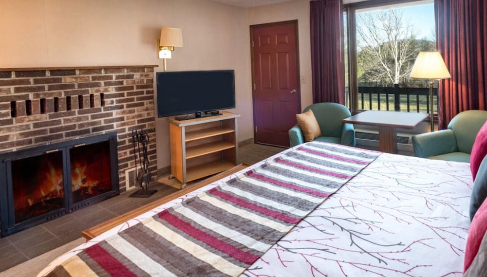 King with Balcony, Fireplace & Whirlpool photo 2