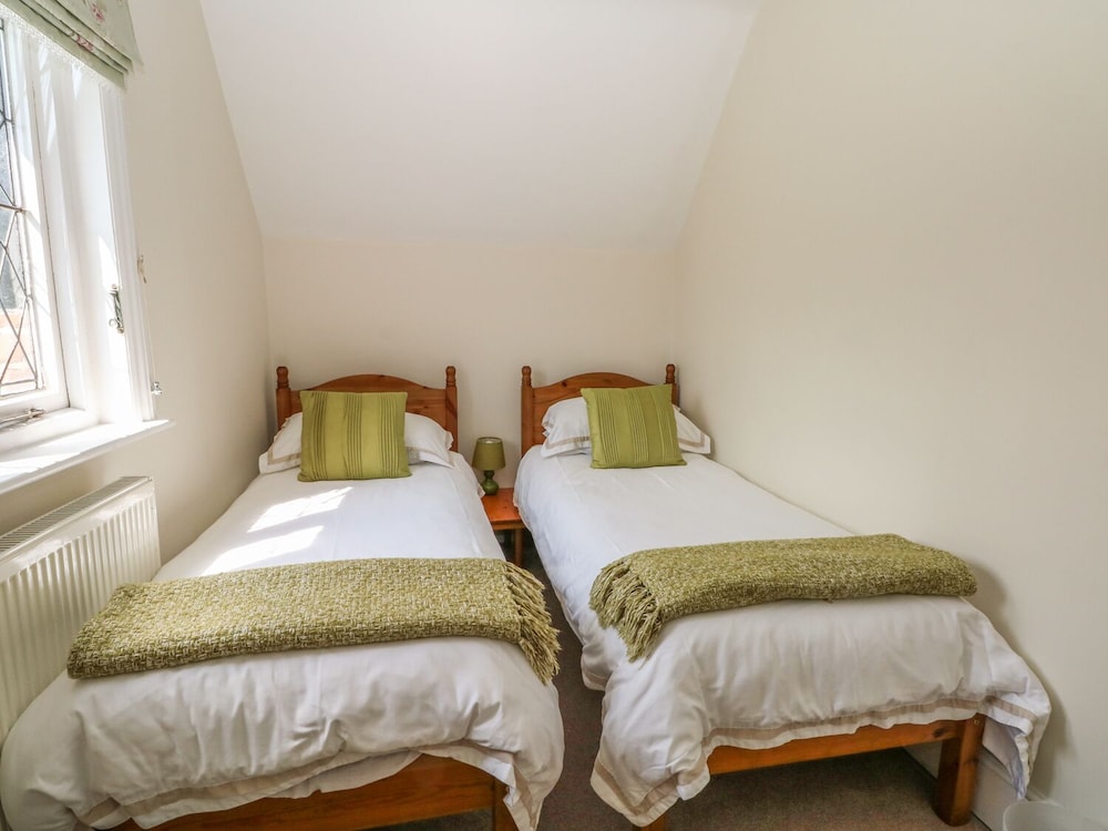 Standard Room, Non Smoking (1 Queen & 2 Twin Beds) - Photo 2