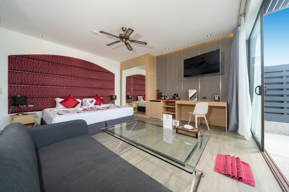 Oceanfront Deluxe - Photo 2