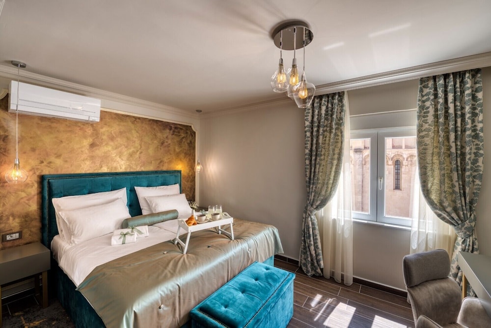 Deluxe Room, 1 Queen Bed, Private Bathroom, City View