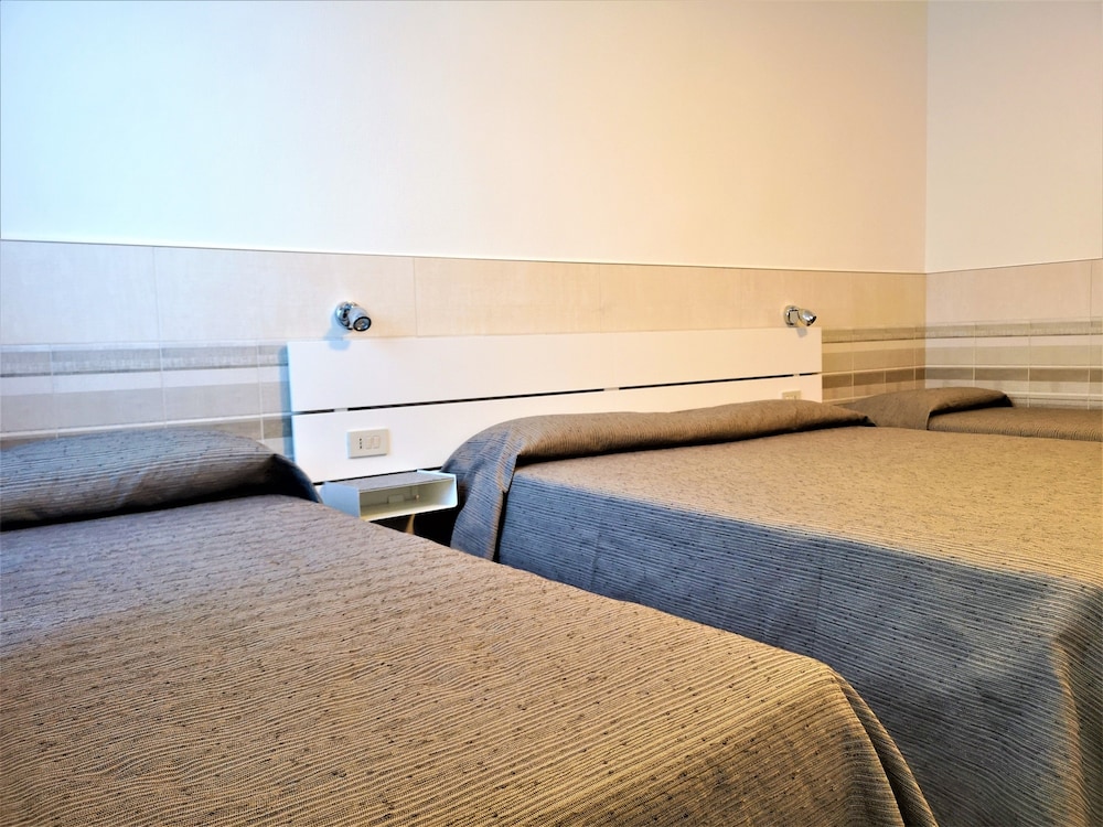 Standard Quadruple Room, Ensuite photo 1