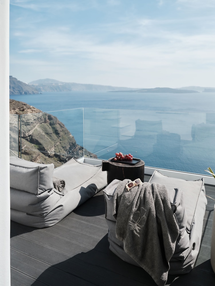 Deluxe Suite outdoor hot tub sea view - Photo 3