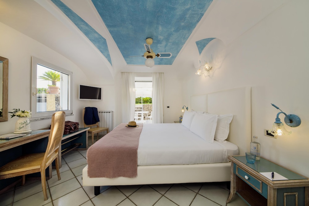 Classic Room, 1 King Bed, Patio, Ground Floor