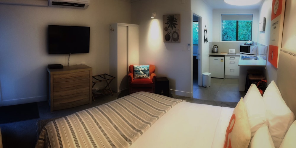 Basic Studio, 1 Queen Bed photo 3