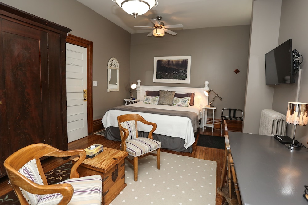 Superior Studio Suite, 1 King Bed (En Suite, Private Entrance)