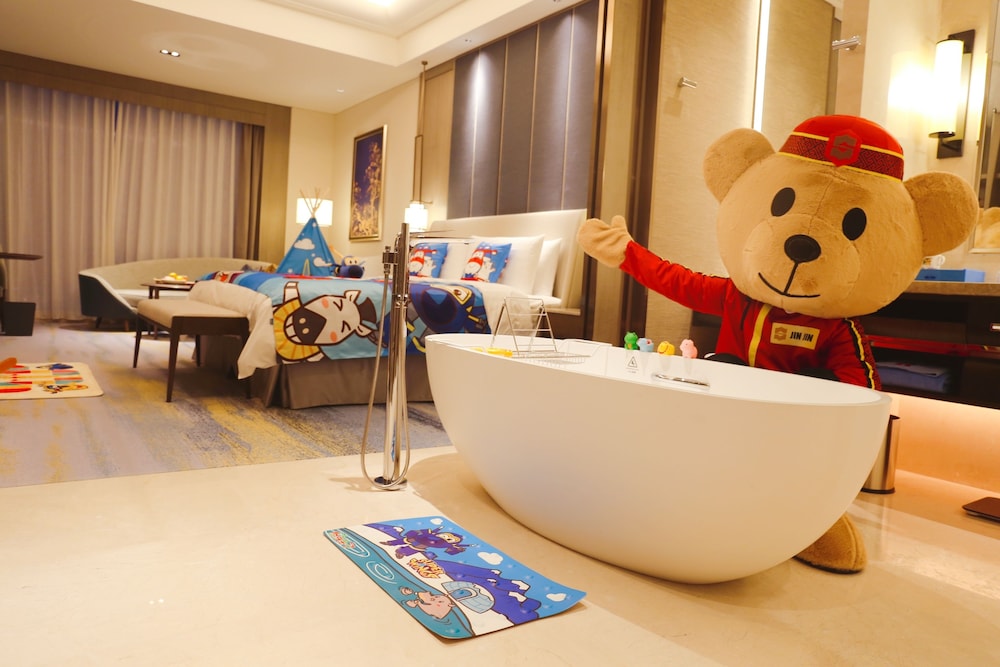 Deluxe King Room - Photo 8