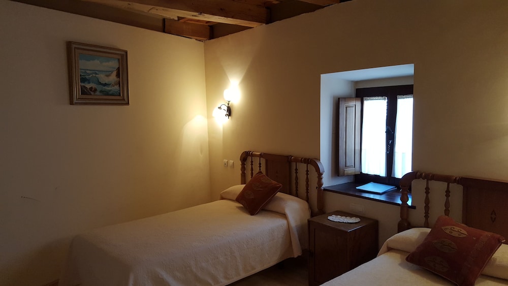 Basic Twin Room, 2 Twin Beds photo 3