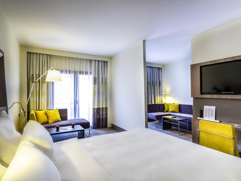 Junior Suite, 1 Queen Bed with Sofa bed