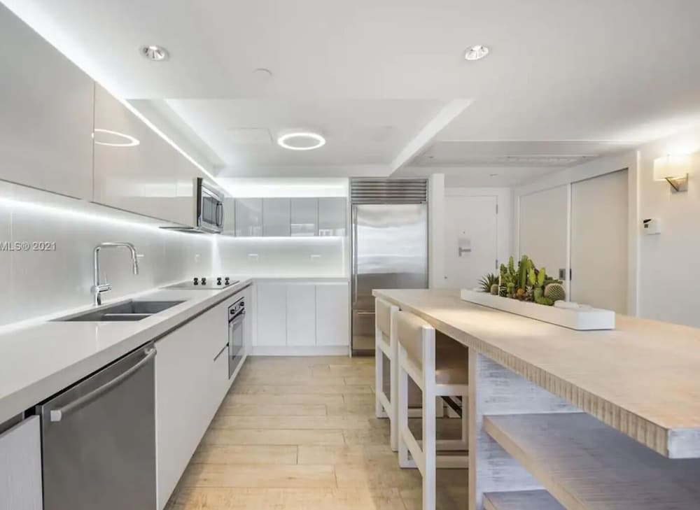 Luxury Condo thumbnail 5