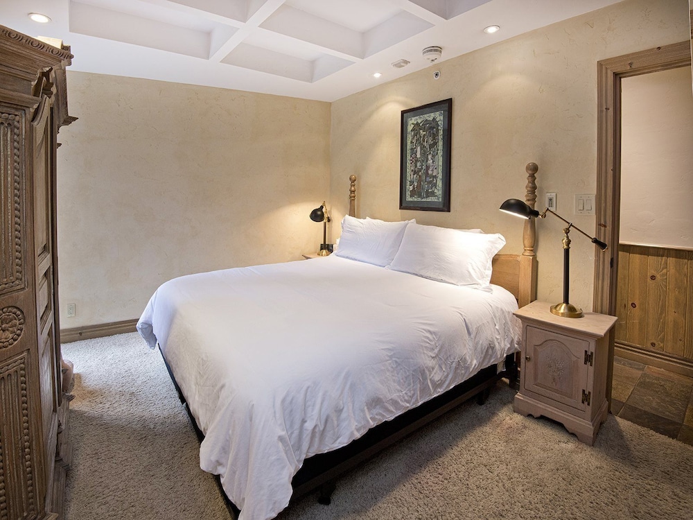 Condo (Village Center Condo 1F)