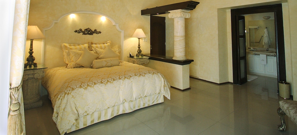 Deluxe Suite, 1 King Bed - Photo 2