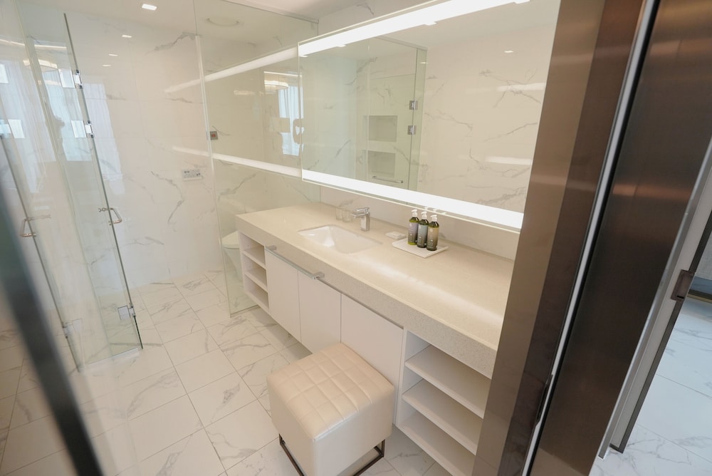 Suite, 1 King Bed (Complimentary Pool Access for 2) - Photo 8