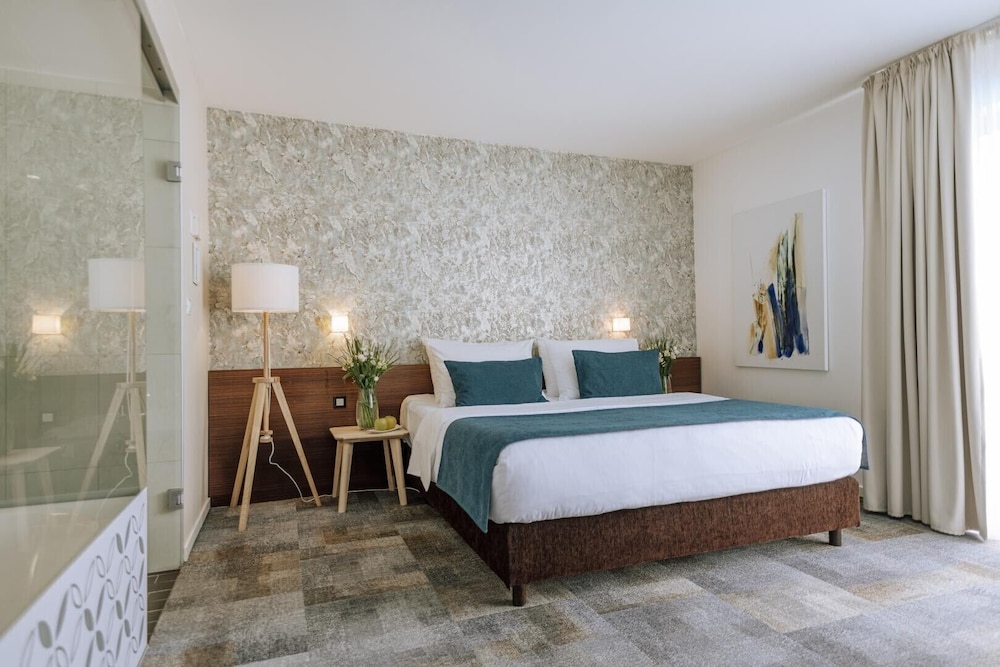Deluxe Suite with Balcony - Photo 1