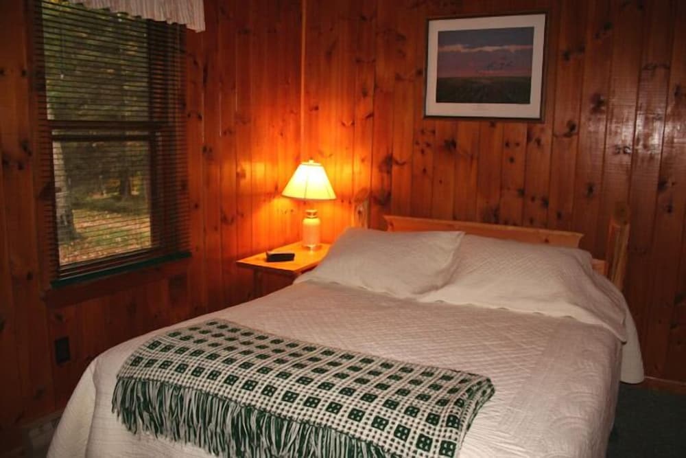 Cabin, 2 Bedrooms, Kitchen, Lake View (Cabin 4) photo 2