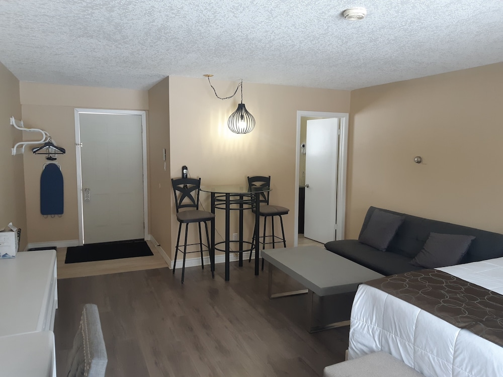 Honeymoon Room, 1 Queen Bed with Sofa bed, Accessible photo 1