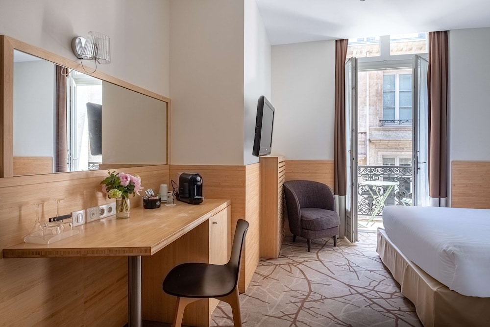 Deluxe Room, 1 Queen Bed, Non Smoking, Balcony thumbnail 6