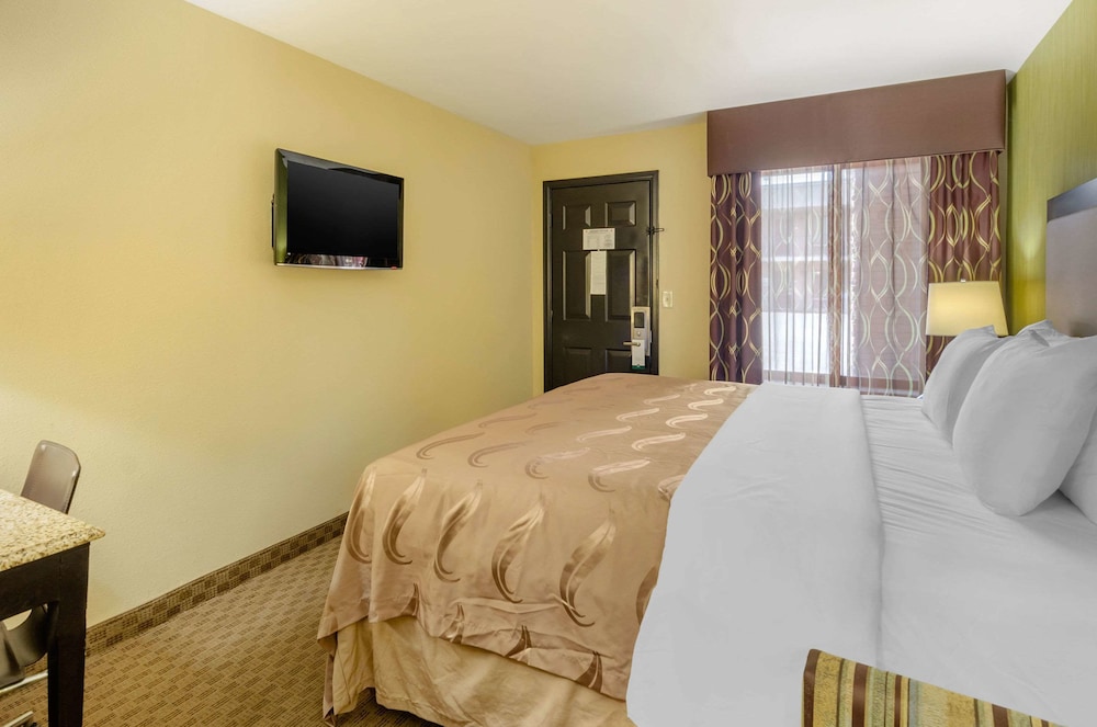 Standard Room, 1 King Bed, Non Smoking photo 3