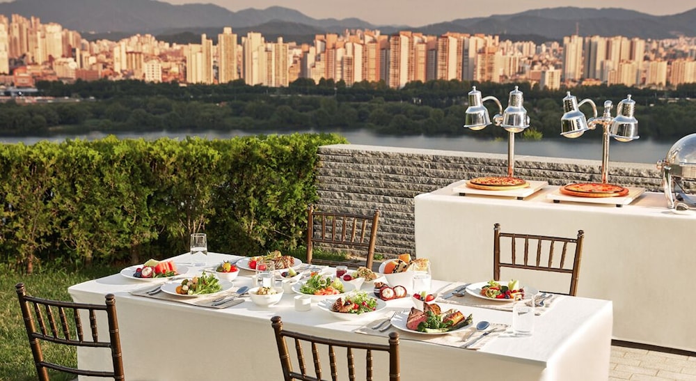 [Package] Deluxe Twin River View + Pizza To-Go @Le Passage