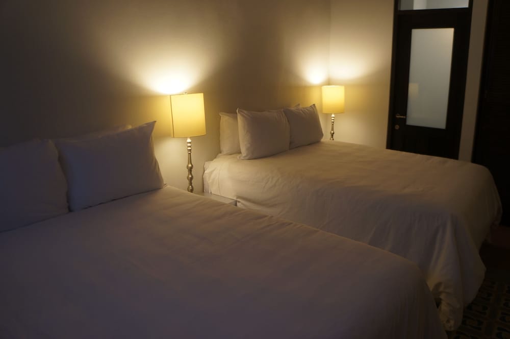 Standard Room, 2 Queen Beds - Photo 2