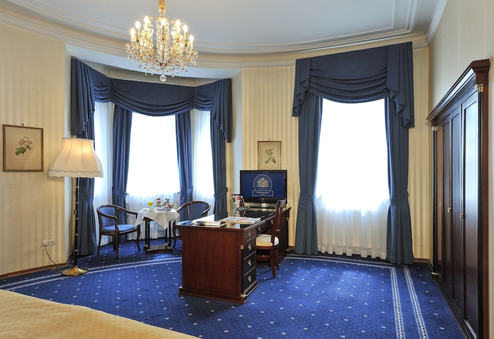 Business Room thumbnail 6