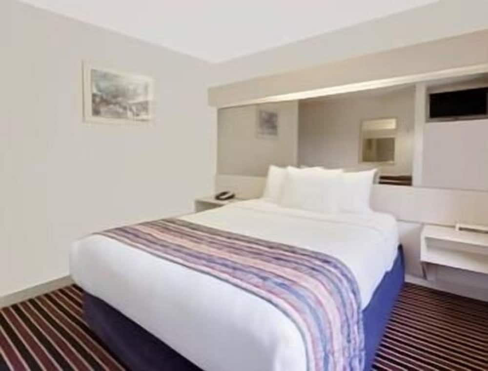 Room, 1 Queen Bed, Non Smoking (Pet Friendly) - Photo 3