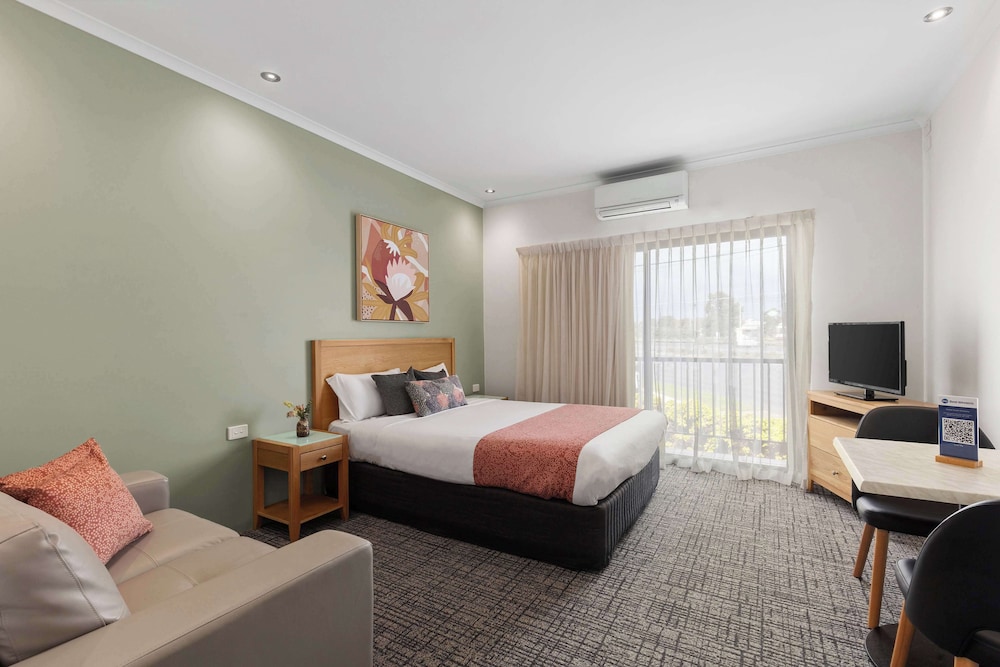 Deluxe Room, 1 King Bed, Non Smoking, Balcony - Photo 3
