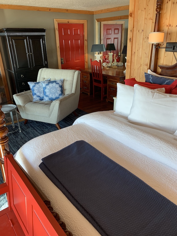 Deluxe Studio Suite, 1 King Bed, Ocean View, Beachfront photo 1