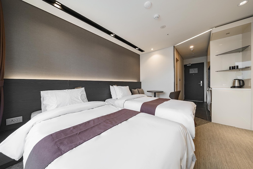 Standard Twin Room - Photo 3