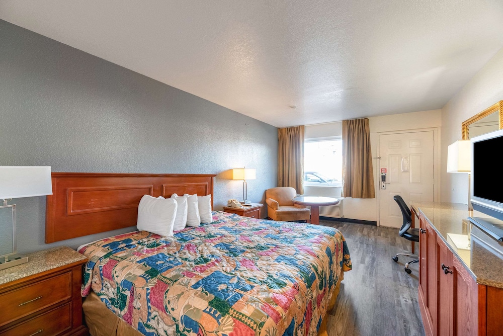 Standard Room, 1 King Bed, Non Smoking - Photo 2