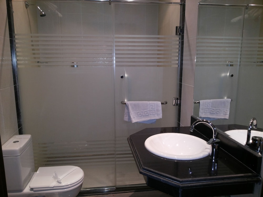 Standard Twin Room thumbnail 5