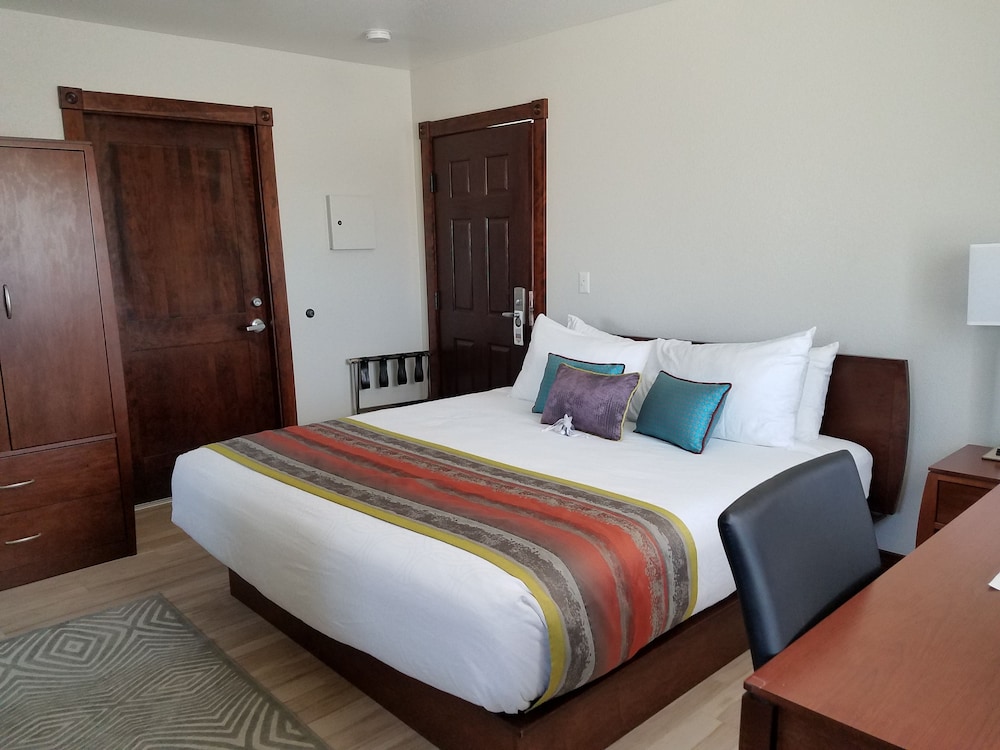 Deluxe Room, 1 King Bed, Kitchenette photo 1