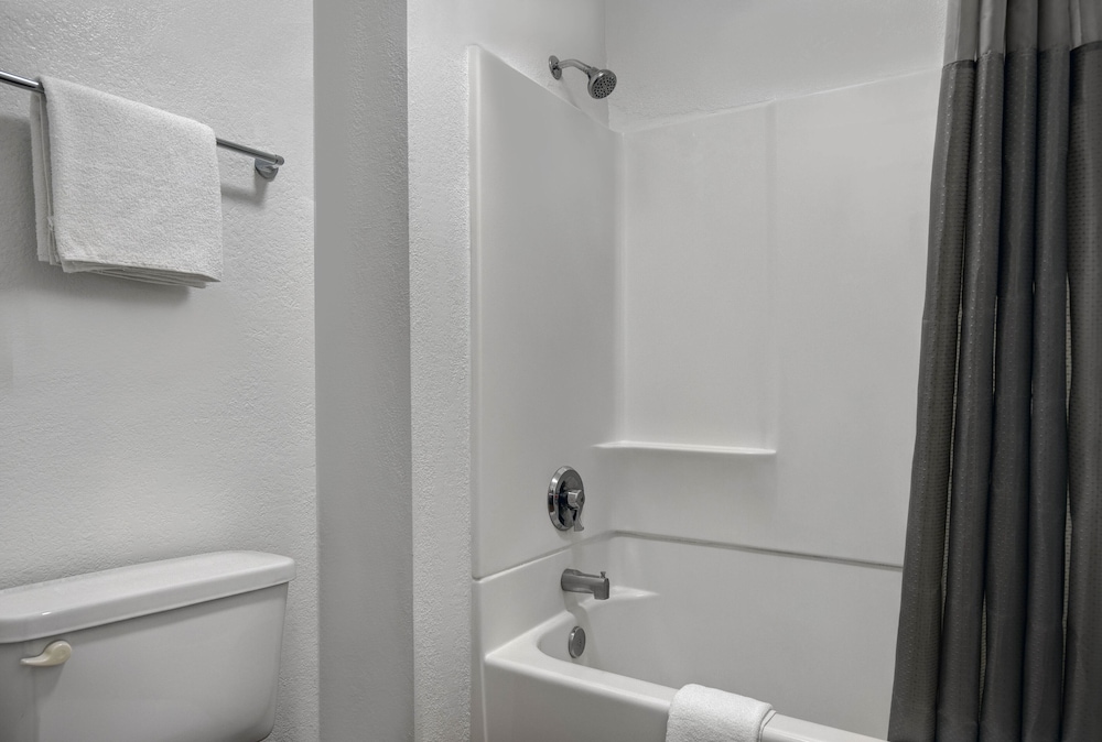 Deluxe Suite, 1 Queen Bed, Non Smoking, Refrigerator & Microwave photo 2