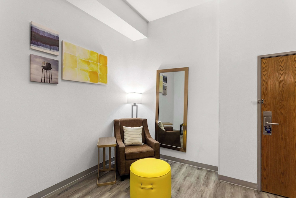 Business Suite, 1 King Bed, Non Smoking - Photo 4