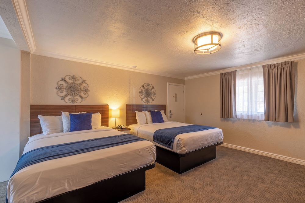 Standard Room, 2 Queen Beds photo 1