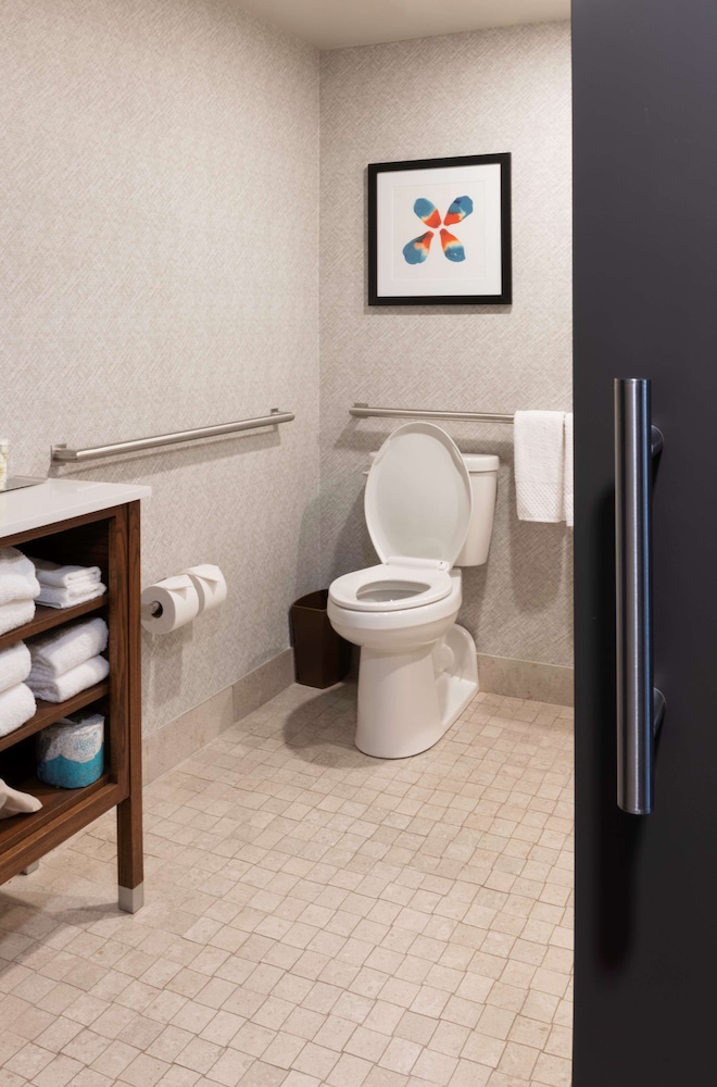 Room, 2 Queen Beds, Accessible (Mobility & Hearing, Roll-In Shower) - Photo 7
