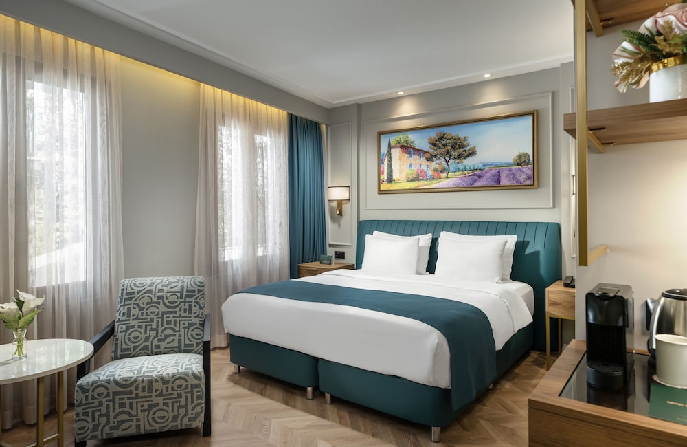 Deluxe Suite, 1 King Bed, Garden Area photo 1
