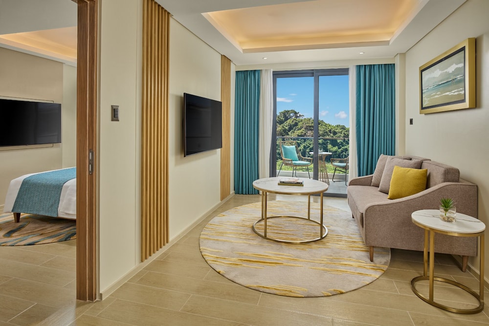 Executive 1 Bedroom Family Suite with Living Room