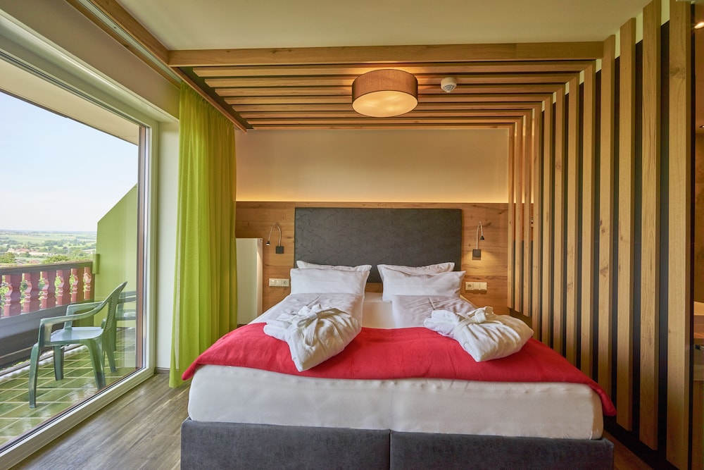 Design Double Room, 1 Queen Bed, Balcony, Mountain View photo 2