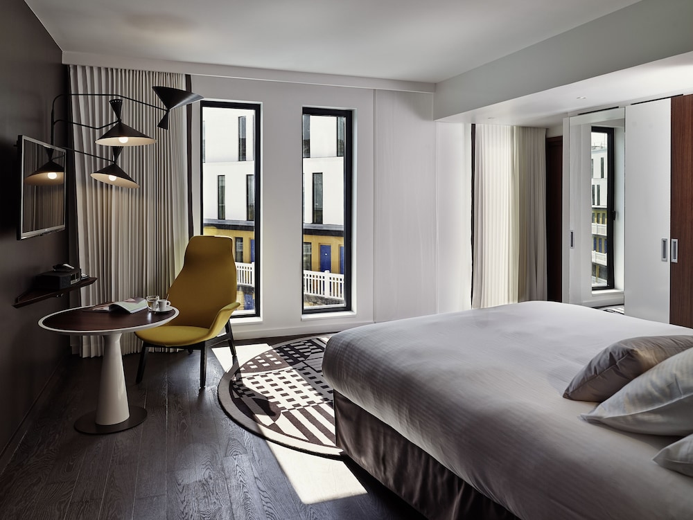 Deluxe Room, 2 Double Beds, Pool View photo 1