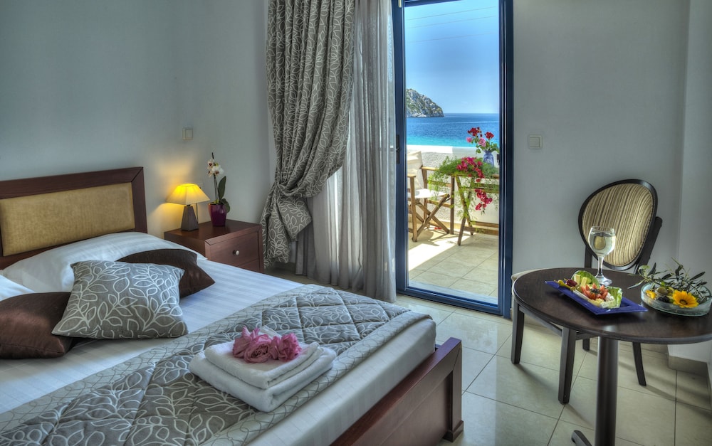 Double or Twin Room, Sea View, Beachfront photo 1