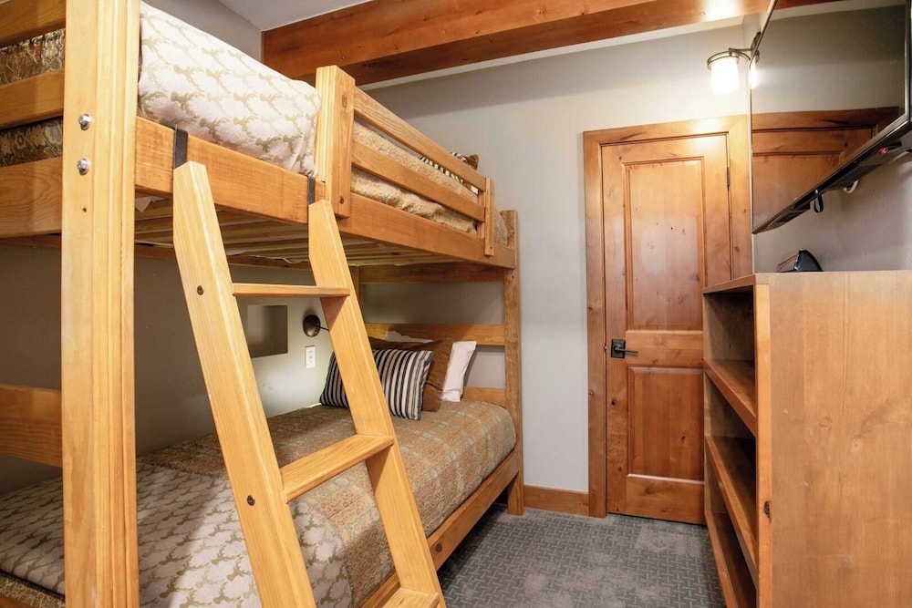 Condo, 2 Bedrooms 2 Bathrooms (Diamond 900 Square Foot Condominium) - Photo 4